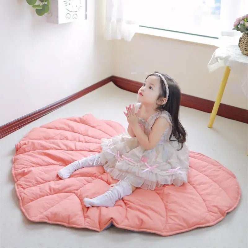 tapis chambre bebe en forme de feuille - Mamanplusbebe
