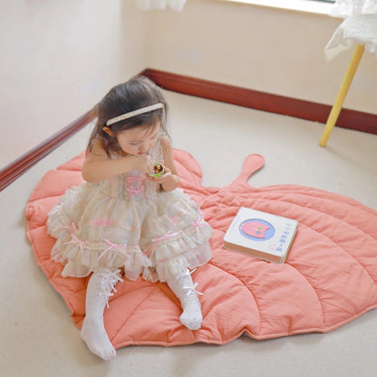 tapis chambre bebe en forme de feuille - Mamanplusbebe