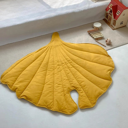 tapis chambre bebe en forme de feuille - Mamanplusbebe
