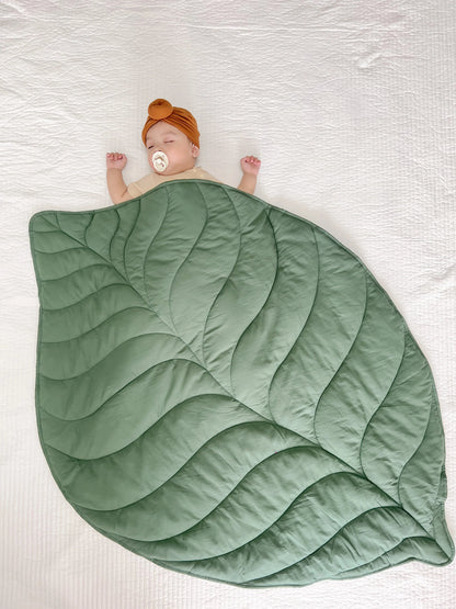 tapis chambre bebe en forme de feuille - Mamanplusbebe